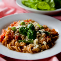 Těstoviny s rajčatovou omáčkou a zeleným chřestem