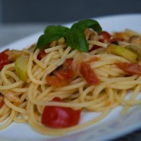 Špagety se zeleninovou omáčkou a žampiony