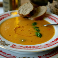 Bezlepková zeleninová polévka s červenou čočkou