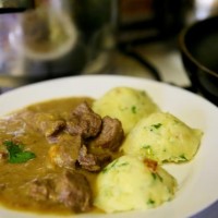 Dušené telecí na kořenové zelenině