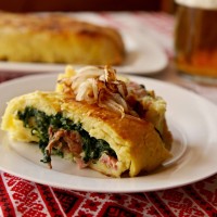 Bramborový závin s listovým špenátem a uzeným masem