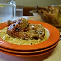 Pečené kuřátko na jablkách s jalovcovou omáčkou