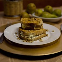 Zapečený toast s hruškami, nivou a ořechy