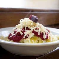 Těstoviny s přelivem z červené řepy