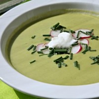 Hráškovo-kedlubnový krém s ředkvičkami