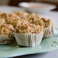 Muffiny s rebarborou a ovesnou drobenkou