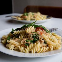 Těstoviny s tuňákem, mizunou a rajčaty