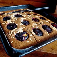 Karobový koláč se švestkami a bílou čokoládou