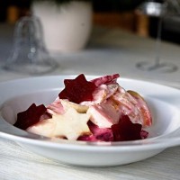 Bramborový salát s červenou řepou a jablkem