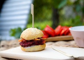 Burger z červené řepy