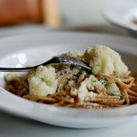 Celozrnné špagety s květákem