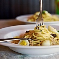 Špagety se sardinkami a křepelčím vejcem