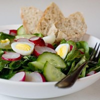 Jarní salát s křepelčími vajíčky