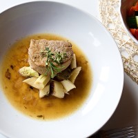 Telecí maso na bílém chřestu