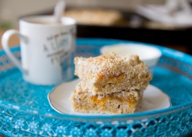 Jogurtový koláč s ovocem a drobenkou