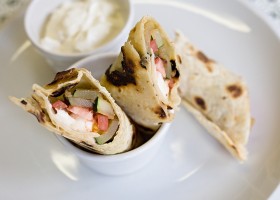 Tortilla plněná cuketou, rajčaty a mozzarellou