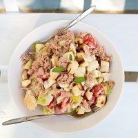 Zeleninový salát s tuňákem a krutony