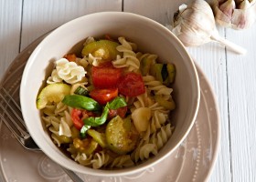 Těstoviny s cuketou a rajčaty