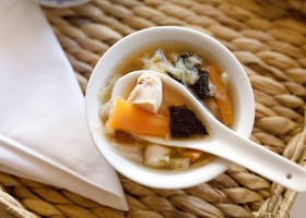 Kuřecí polévka s řasou nori