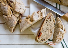 Bagety s olivami a sušenými rajčaty