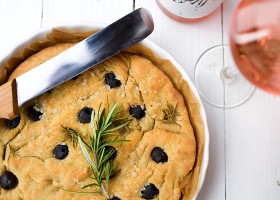 Focaccia s olivami a rozmarýnem