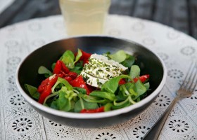 Salát s pečenou paprikou