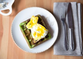 Špenátové vafle s vejcem