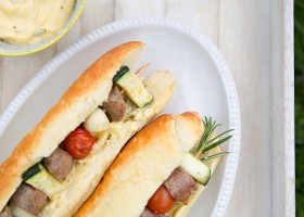 Vařím s Mikrofarmou – Farmářský špíz z jehněčího masa v housce