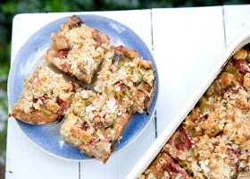 Rebarborový táč s drobenkou