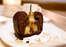 Čokoládový koláč s hruškami