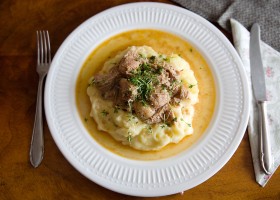 Trhané vepřové maso s kaší z brambor a krup