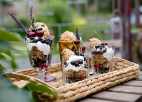 Letní ovocný pohár s mascarpone a ovocem