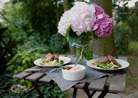 Letní salát s karbanátky a dresinkem