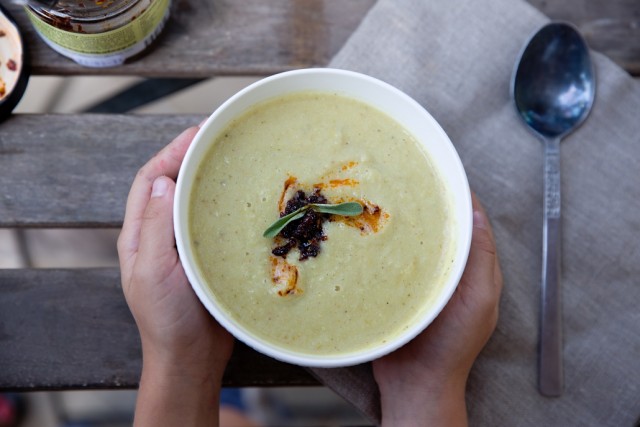 polevka z pečeného květáku