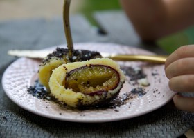 Růženčiny švestkové knedlíky z bramborového těsta