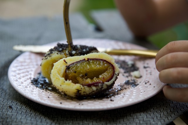 švestkové knedlíky z bramborového těsta