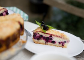 Tvarohový dezert s ovocem a drobenkou