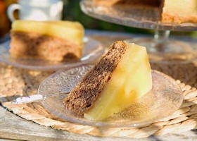 Kakaový koláč s jablečným želé