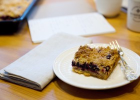 Kefírový koláč s ovocem a kokosovou drobenkou