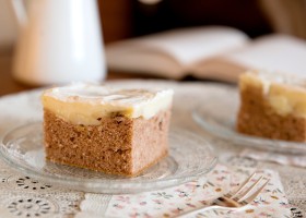 Kakaový koláč s pudinkem a smetanou