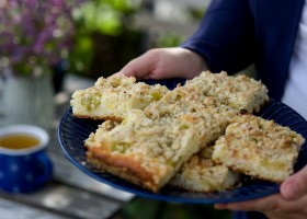 Kynutý koláč s rebarborou a drobenkou