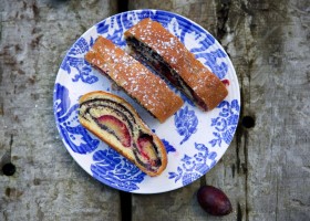 Kynutý makový závin se švestkami