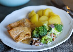 Losos a brokolicový salát