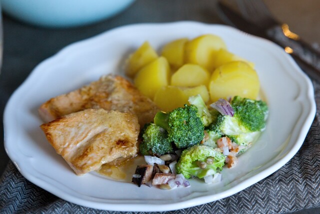 brokolicový salát a losos