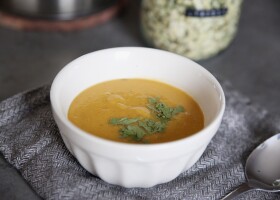 Krém z batátů a červené čočky