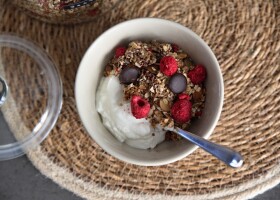 Domácí granola s čokoládou a malinami