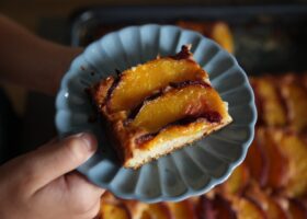 Jogurtový koláč s vločkami a ovocem