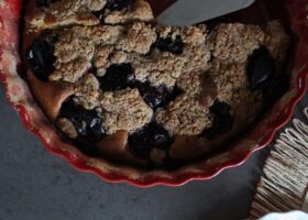 Švestkový koláč se skořicovou drobenkou