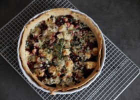 Slaný koláč s červenou řepou a nivou