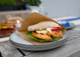 Grilování: kuřecí maso v medovo-zázvorové marinádě v pita chlebu